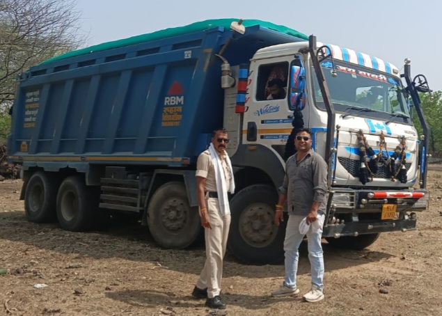 सिवनी मालवा में रेत माफियाओं पर कार्रवाई, ओवरलोड डंपर व 2 मोटरबोट जब्त