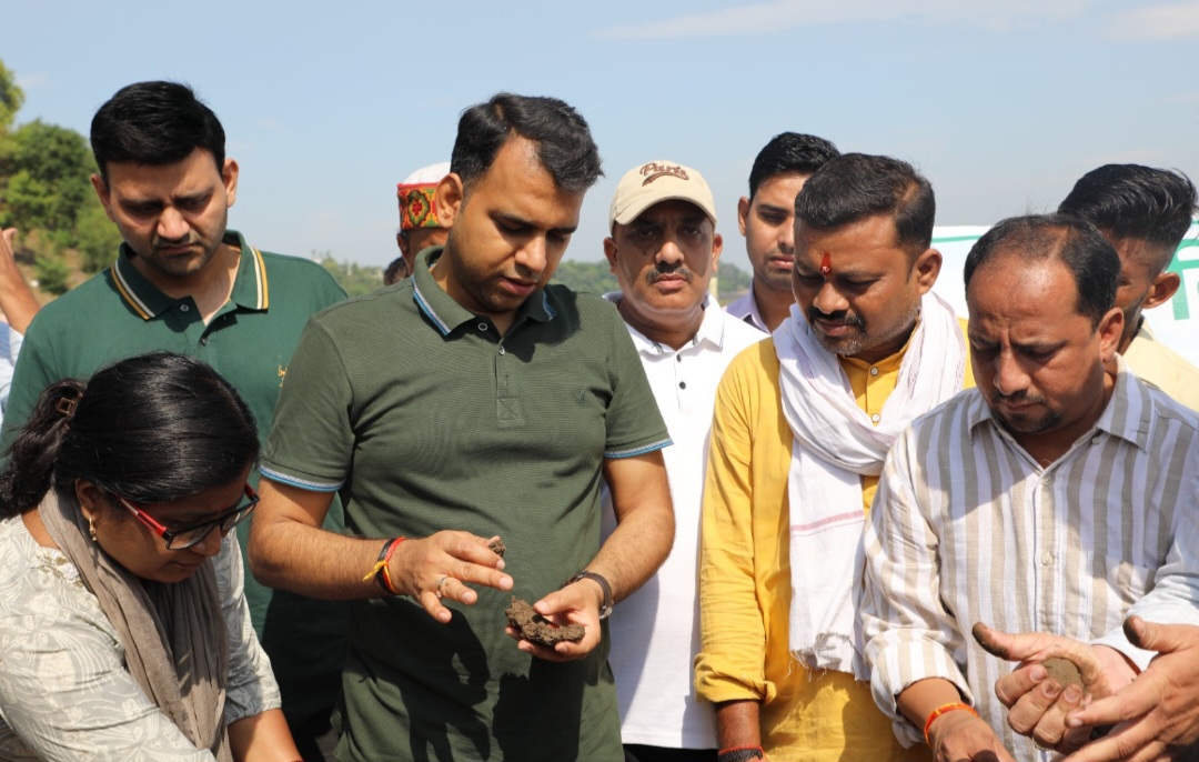 प्रकृति संरक्षण में छोटा से छोटा प्रयास भी समान रूप से महत्वपूर्ण : कलेक्टर सोमेश मिश्रा, प्राकृतिक संपदा को संरक्षित कर अगली पीढ़ी तक पहुंचाना हमारा कर्तव्य, विश्व पर्यावरण दिवस पर निकली ‘जल चेतना परिक्रमा’ रैली, कलेक्टर सोमेश मिश्रा ने किया पौधारोपण, बच्चों के साथ बनाए सीड बॉल