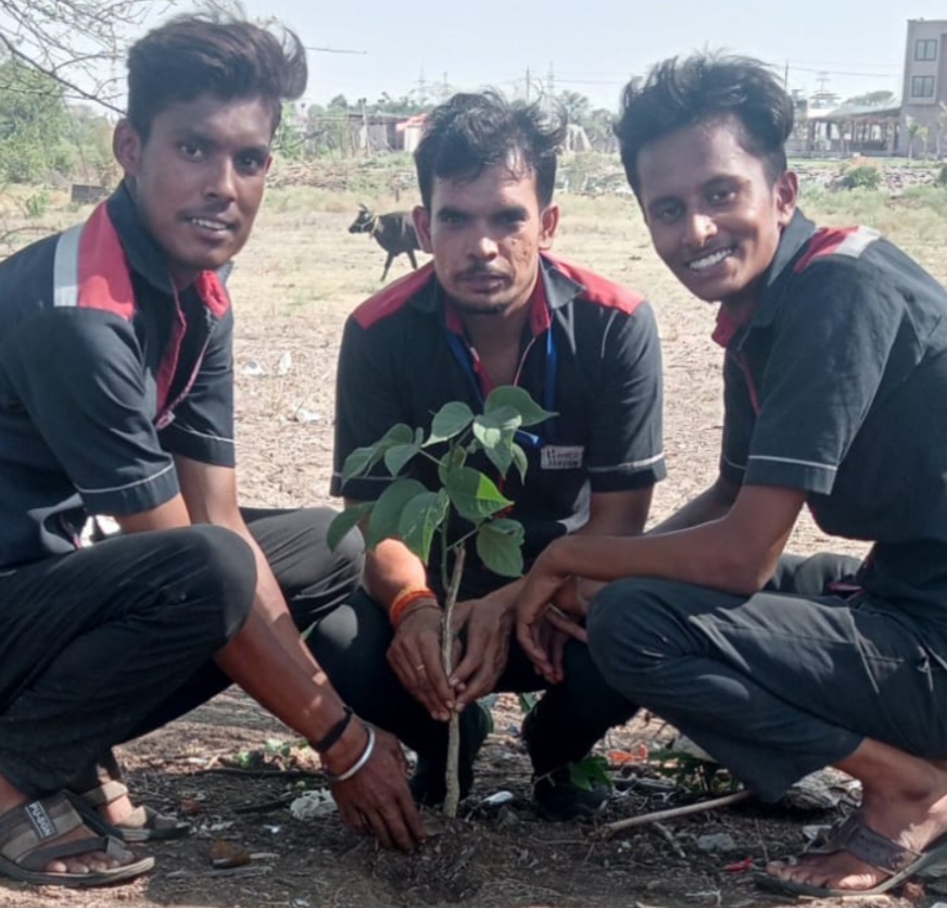 हीरो शोरुम द्वारा किया गया पौधारोपण
