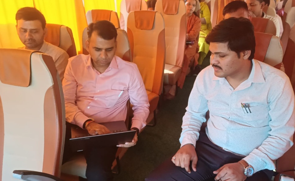 नागरिक सेवा एवं कार्य के प्रति समर्पण का प्रेरणादायी उदाहरण बने कलेक्टर सोमेश मिश्रा, बस यात्रा के दौरान भी लैपटॉप पर करते रहे कार्यालयीन कार्य