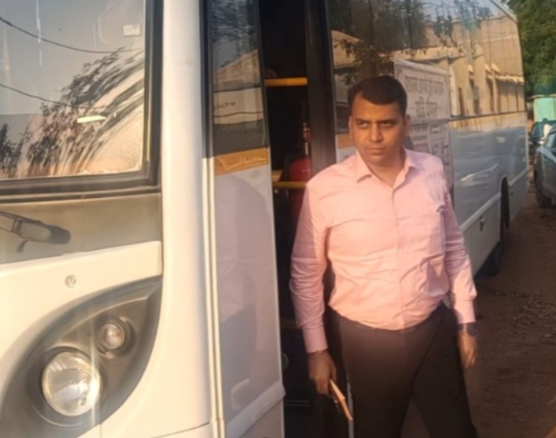 कलेक्टर के नेतृत्व में ईंधन बचत एवं पर्यावरण संरक्षण के प्रति जागरूक करने के लिए प्रशासन की अभिनव पहल, कलेक्टर सोमेश मिश्रा अधिकारियों के साथ बस से यात्रा कर पहुंचे रात्रि चौपाल में