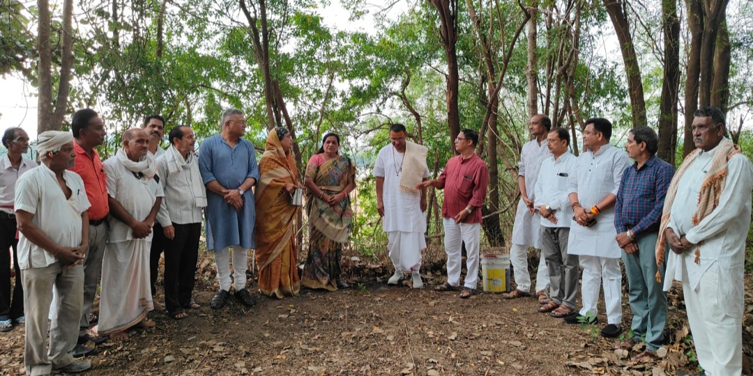 धर्माचार्य पंडित सोमेश परसाई के सानिध्य में प्रकृति वंदन, सांसद माया नारोलिया ने दत्त मंदिर परिसर में किया पौधरोपण