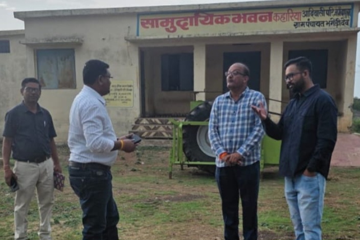 वृहद पौधरोपण अभियान हेतु ग्राम कहरिया में अधिकारियों ने किया स्थल निरीक्षण, पर्यावरण संरक्षण एवं सुनियोजित विकास को लेकर बनाई जाएगी विस्तृत कार्ययोजना