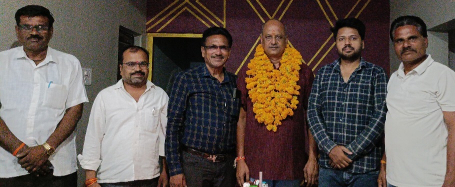 राम फेरी परिवार ने मनाया युवा नेता दीपक दीक्षित का जन्मदिन, तिलक-श्रीफल से किया सम्मान, पत्रकार विनीत राठी बोले – वार्ड की धड़कन हैं दीपक, रामफेरी के अध्यक्ष ब्रजकिशोर बोले सेवा ही पहचान, वार्ड की शान बने दीपक दीक्षित