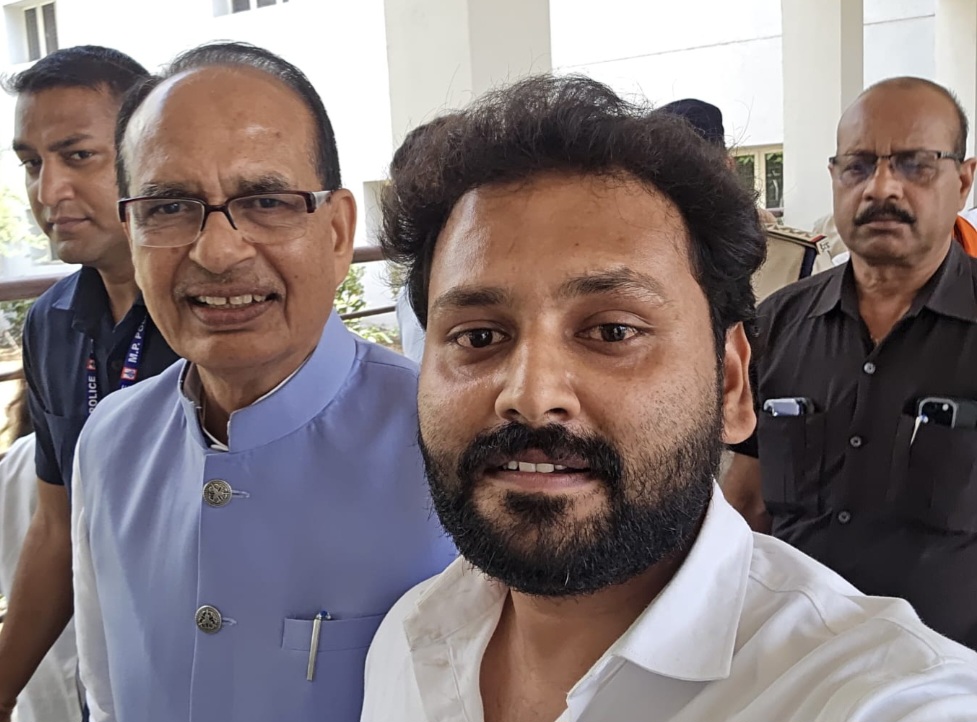 इटारसी की दूषित पेयजल समस्या को लेकर पूर्व मुख्यमंत्री शिवराज सिंह चौहान को सौंपा ज्ञापन