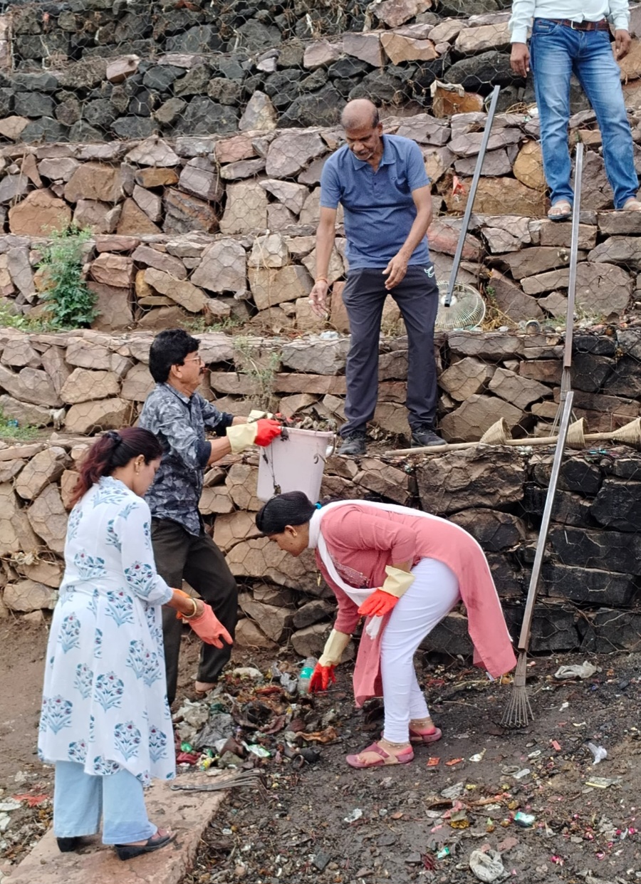 चित्रगुप्त घाट पर कायस्थ समाज का स्वच्छता अभियान, समाजसेवी श्री वर्मा ने दी स्वच्छता की सीख, नर्मदा के घाटों से ही हमारे शहर की पहचान