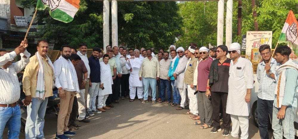 विभिन्न समस्याओं को लेकर नगर कांग्रेस कमेटी ने कलेक्टर के नाम सौंपा ज्ञापन