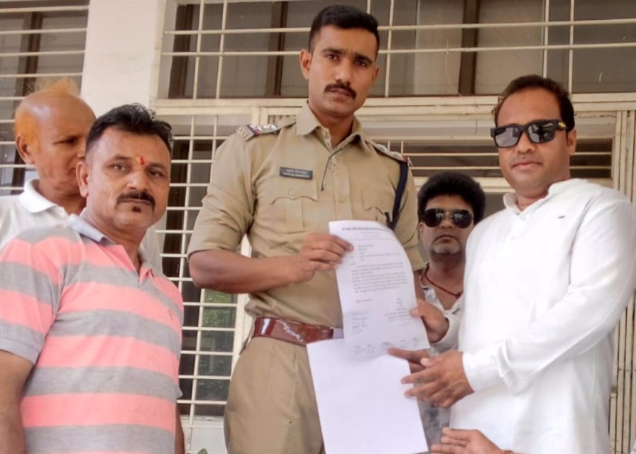 पीली गुमटी में तोड़फोड़ एवं चोरी का प्रयास करने वाले अज्ञात पर कार्यवाही हेतु दिया आवेदन