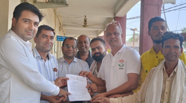 “समय पर कचरा नहीं उठा तो नगरपालिका कार्यालय में डालेंगे कचरा” – दीपक दीक्षित