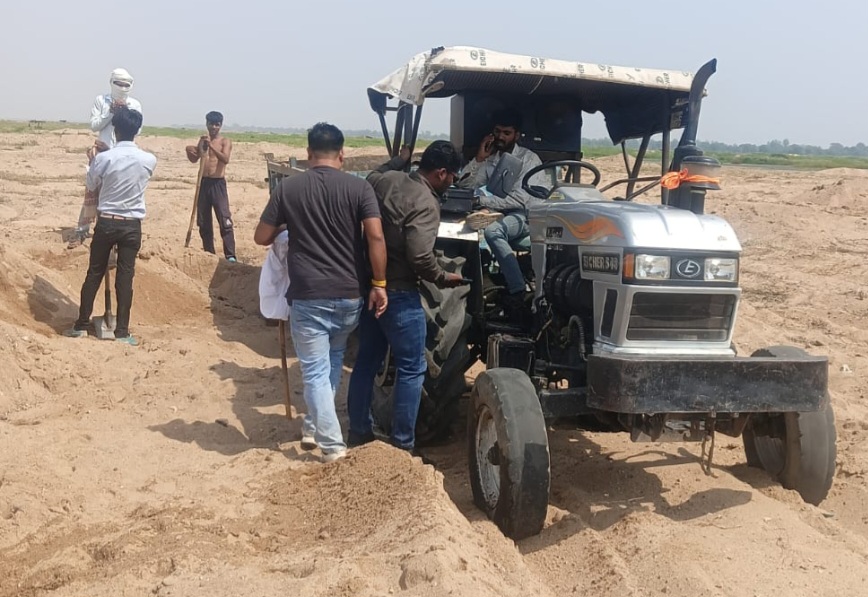 जिले में रेत के अवैध उत्खनन एवं परिवहन के विरुद्ध प्रशासन की सख्त कार्यवाही जारी, अवैध उत्खनन में संलिप्त वाहन जप्त, शासकीय भूमि पर संग्रहित रेत भी की गई जब्त