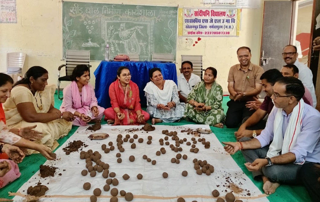 विकासखंड सोहागपुर में कार्यशाला आयोजित कर दी गई पर्यावरण संरक्षण की जानकारी, 250 से अधिक सीड बाल का भी किया गया निर्माण