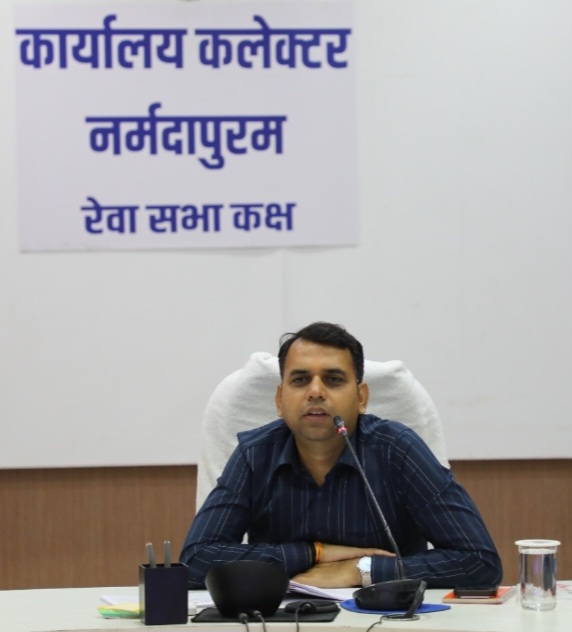 कलेक्टर श्री सोमेश मिश्रा ने कृषि एवं संबद्ध विभागों की प्रगति की समीक्षा की, फार्मर रजिस्ट्री, नरवाई प्रबंधन, स्मार्ट फिश पार्लर एवं कृषि योजनाओं के प्रभावी क्रियान्वयन के दिए निर्देश
