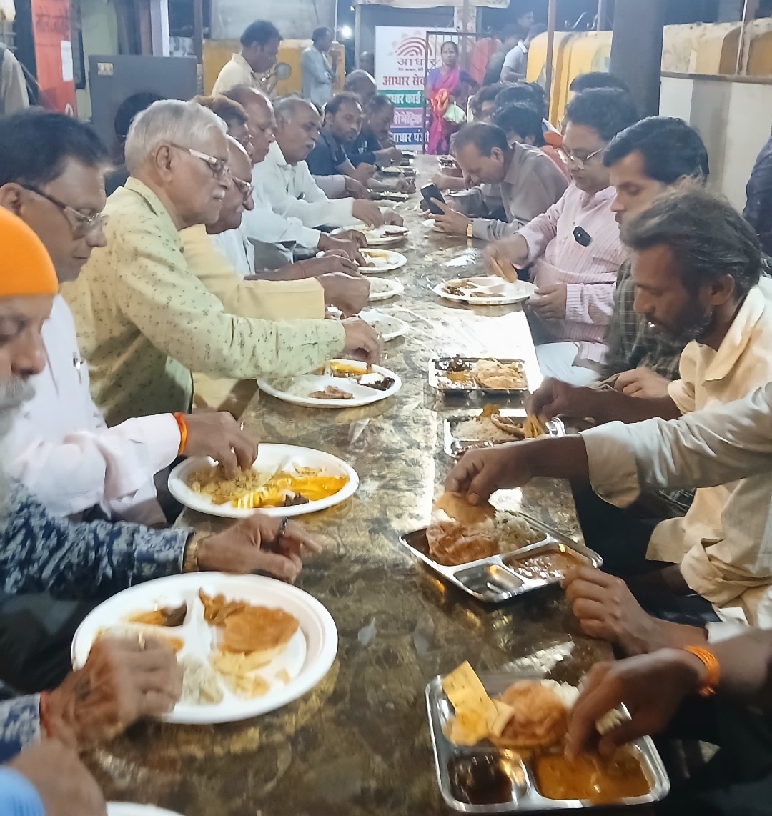 मित्र की स्मृति में सेवा का संकल्प, ओल्ड इज़ गोल्ड परिवार ने कराया भोजन