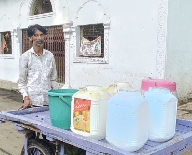 नर्मदा लाइन टूटने से 2 दिन से पानी को तरसे लोग, दूर से हाथ ठेले पर पानी लाने को मजबूर, नर्मदा लाइन फिर टूटी, वार्ड नंबर 6,7,8 में हुई पानी की परेशानी, टेस्टिंग के बाद भी फेल हुई नर्मदा लाइन, बिना सूचना पानी बंद से नाराज हुए नागरिक