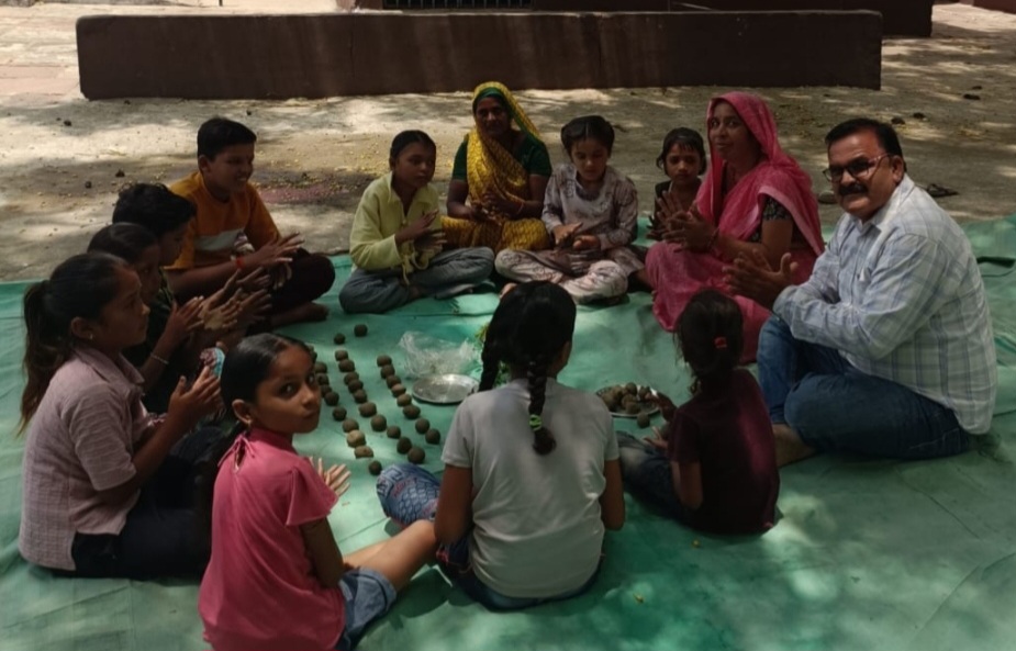 ग्राम चोपड़ा ग्रहण में सीड बॉल बनाकर बच्चों ने दिया पर्यावरण बचाने का संदेश, विद्यालय चापड़ा ग्रहण में कलेक्टर के निर्देश पर चला विशेष अभियान