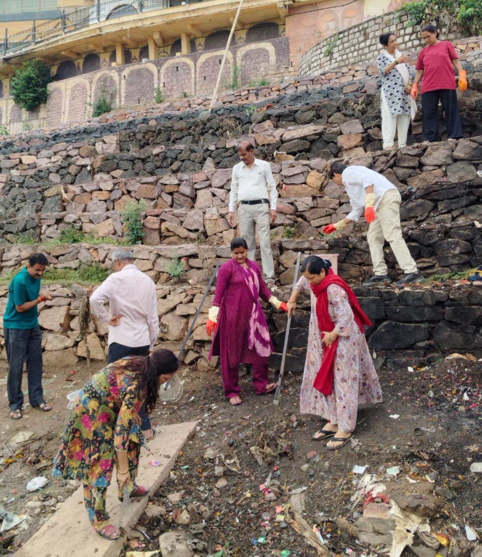 आंधी-बारिश के बाद कायस्थ समाज ने संभाली घाट पर स्वच्छता की कमान, बोले यह हमारा कर्तव्य, मां नर्मदा जीवनदायिनी, उनकी सेवा हमारा परम कर्तव्य है – वर्मा