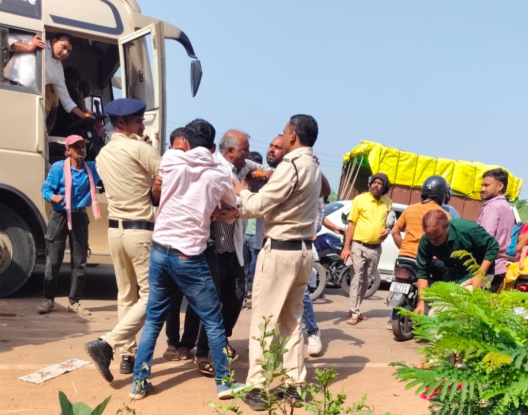 नर्मदा ब्रिज पर जाम लगने से दो बस चालकों ओर कंडक्टर के बीच हुई हाथापाई, मौके पर पहुंची पुलिस किया बीच बचाव, मामला शांत कराया