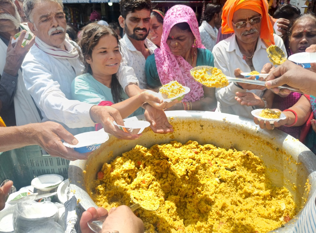 माँ नर्मदा भोग सेवा समिति ने किया पवित्र पुरषोत्तम अधिक मास की अमावस्या पर खिचड़ी एवं शरबत प्रसादी का वितरण