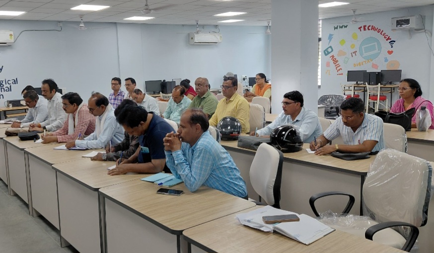 क्षतिग्रस्त भवनों में कक्षाओं का संचालन नहीं किया जाए – सहायक संचालक, विभागीय समीक्षा बैठक में दिए गए निर्देश