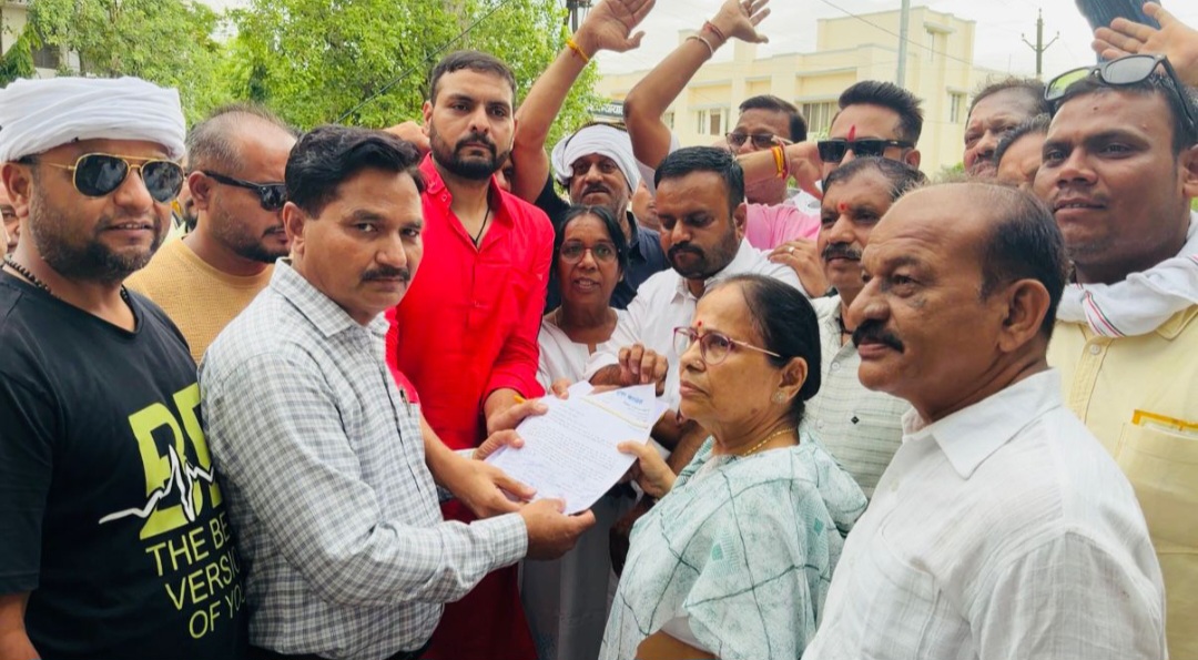 मीनाक्षी नटराजन के नामांकन निरस्त होने पर युवा कांग्रेस ने महामहिम के नाम ज्ञापन सौपकर जलाया निर्वाचन आयोग का पुतला