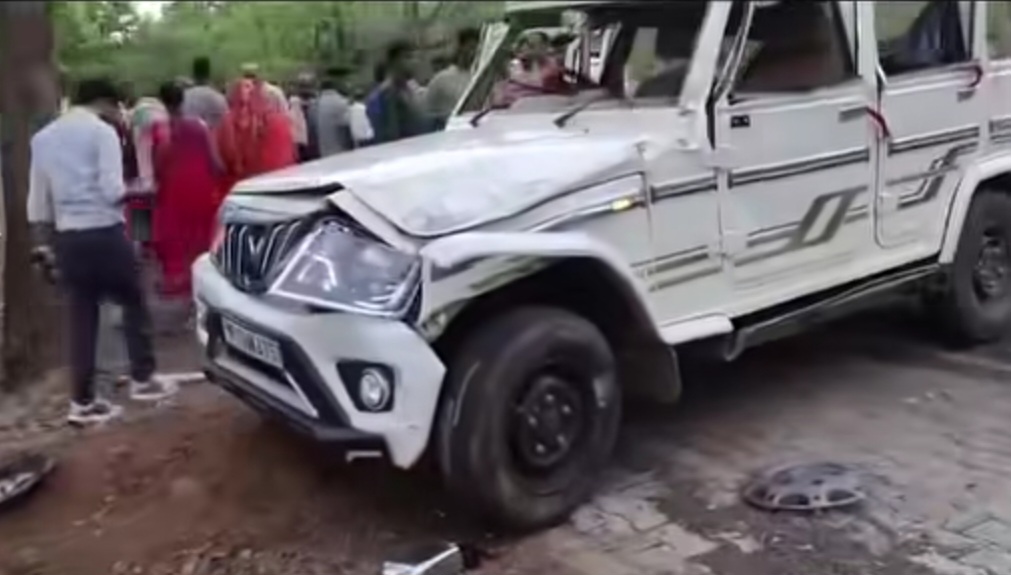 फिर हुई दुर्घटना, हादसा कैसे हुआ… मटकुली – पिपरिया मार्ग पर भीषण हादसा, बोलेरो पलटने से 5 की मौत, पति-पत्नी और 8 वर्षीय मासूम समेत पांच लोगों ने गंवाई जान, दो गंभीर घायल, वजह स्पीड या कुछ और, जाँच में जुटी पुलिस