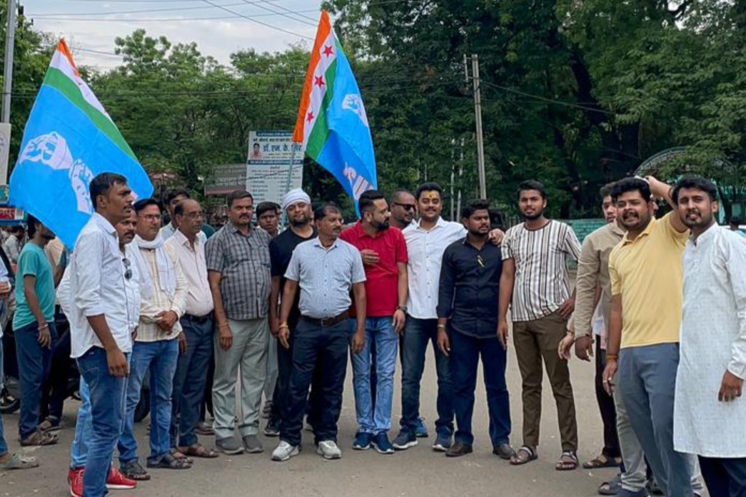 मीनाक्षी नटराजन के नामांकन फॉर्म को निरस्त किये जाने के विरोध में नगर भारछास द्वारा नर्मदा महाविद्यालय के सामने चुनाव आयोग का पुतला दहन