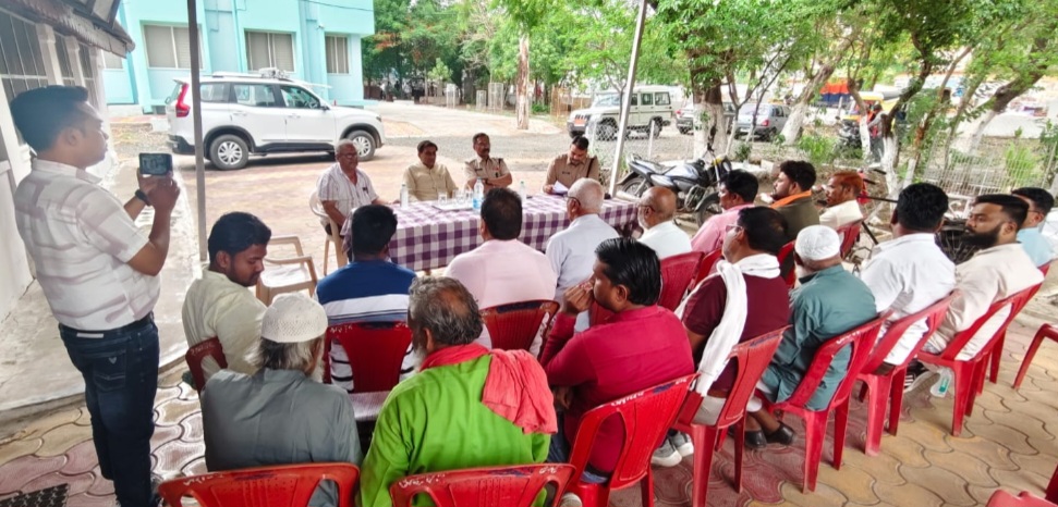 आगामी त्योहारों को लेकर शांति समिति की बैठक संपन्न, ताजियों की ऊंचाई, अखाड़ों के आयोजन और सुरक्षा व्यवस्थाओं पर हुई विस्तृत चर्चा, प्रशासन और समाज के प्रतिनिधियों ने सौहार्दपूर्ण आयोजन पर दिया जोर