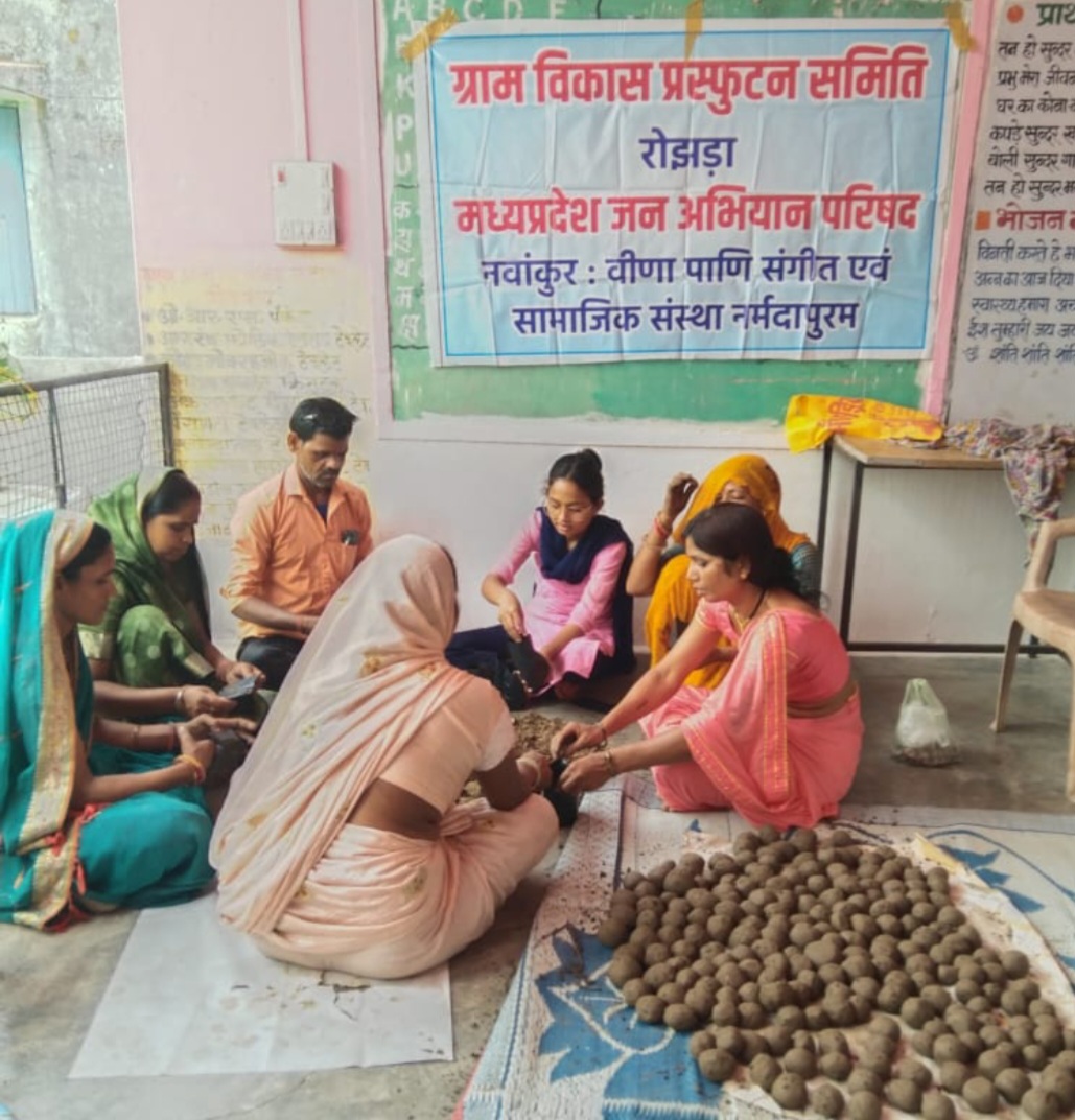 ग्राम रोजड़ा में पौधारोपण एवं सीड बॉल निर्माण कर दिया पर्यावरण संरक्षण का संदेश