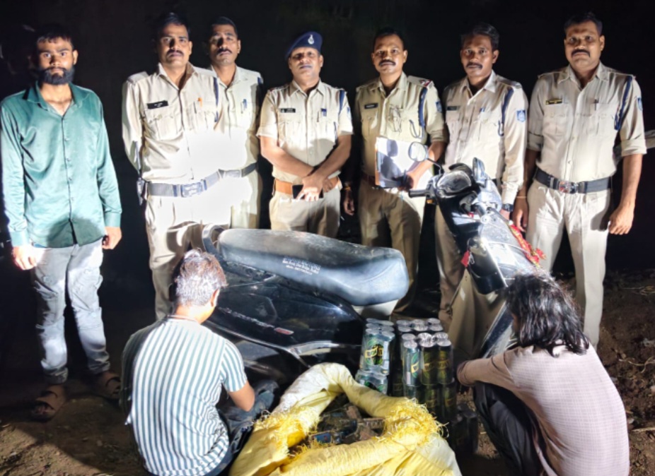 थाना देहात पुलिस की अवैध शराब विक्रय एवं परिवहन के विरुद्ध कार्यवाही, जुपिटर सहित दो लोगों को पकड़ा