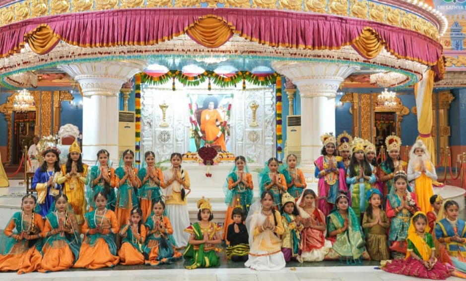 श्री सत्य साई बाल विकास मध्यप्रदेश के बच्चों द्वारा ‘भागवत् कथामृतम’ ड्रामा की मनमोहक प्रस्तुति ‘प्रशांति निलयम’ पुट्टपर्ती आंध्र प्रदेश में दी गयी