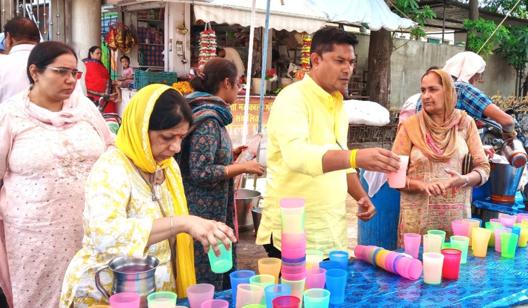 शिरोमणि गुरु अर्जनदेव के बलिदान पर्व पर राहगीरों को ठंडा शरबत वितरित किया