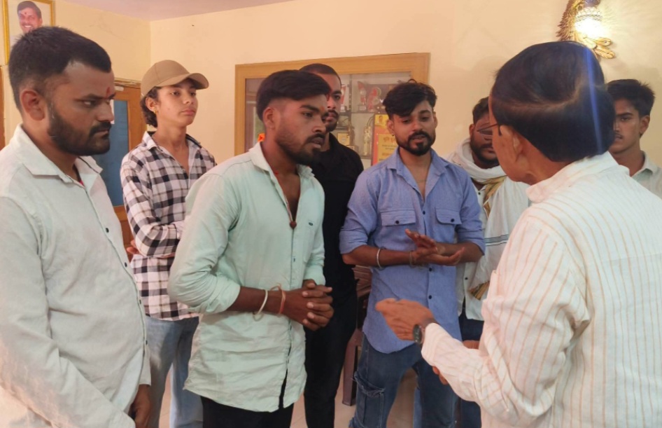 गौसेवा से जुड़े 14 लोगों को आजीवन कारावास की सजा के मामले में विधायक प्रेमशंकर वर्मा से मिले युवा, कानूनी लड़ाई में सहयोग का आश्वासन, बघवाड़ा कार्यालय में हुई महत्वपूर्ण चर्चा, उच्च न्यायालय में अपील की तैयारी पर बनी सहमति, युवा टीम और गौसेवा से जुड़े साथियों ने रखी अपनी बात