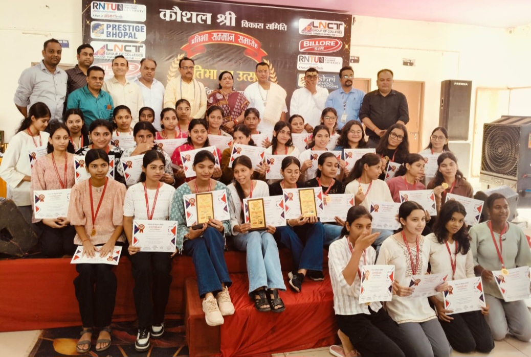 संस्कार, शिक्षा और लक्ष्य के प्रति समर्पण ही सफलता का मार्ग : आचार्य सोमेश परसाई, प्रतिभा सम्मान समारोह में मेधावी विद्यार्थियों का हुआ सम्मान, विशेषज्ञों ने दिया करियर मार्गदर्शन