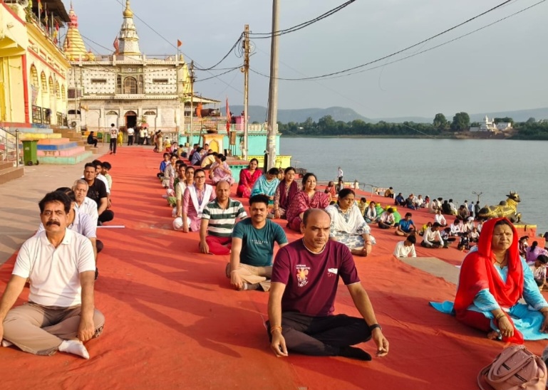 नर्मदा एजुकेशन सोसायटी कॉलेज ऑफ़ एजूकेशन में हर्षोल्लास के साथ मनाया गया “अंतर्राष्ट्रीय योग दिवस”