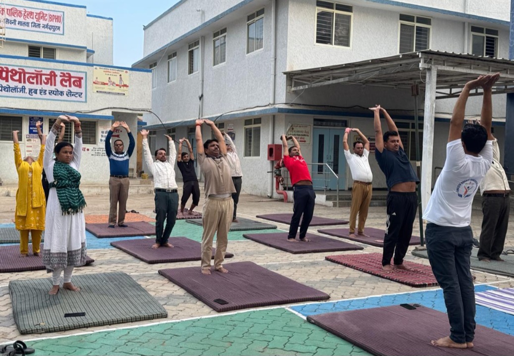 सिवनी मालवा में अंतर्राष्ट्रीय योग दिवस पर चिकित्सकों ने किया योग, डॉ. तिवारी बोले – स्वस्थ समाज के लिए पहले स्वयं रहें तंदुरुस्त