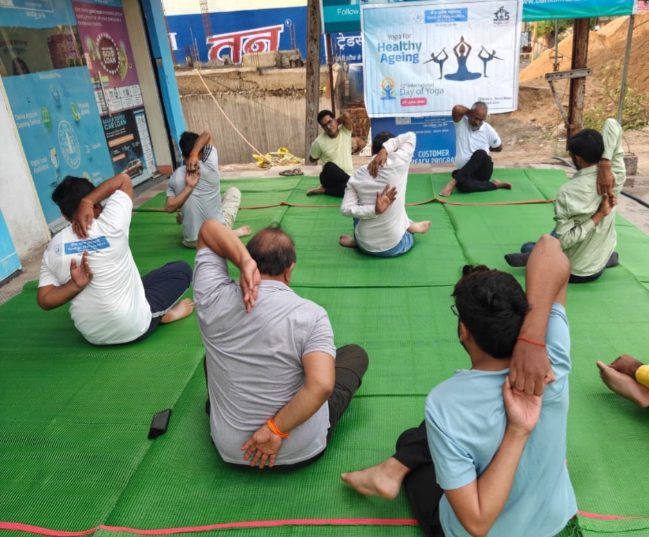 बैंक ऑफ महाराष्ट्र सिवनी मालवा में मना योग दिवस, शाखा प्रबंधक बोले: योग राष्ट्र निर्माण का आधार