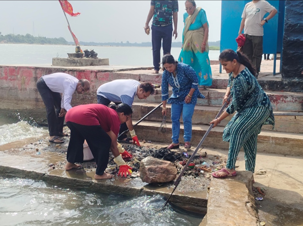 चित्रगुप्त घाट पर कायस्थ समाज का स्वच्छता अभियान, भजन गायिका आशा राजपूत ने थामी झाड़ू, किया श्रमदान, हमें प्लास्टिक मुक्त घाटों का संकल्प लेना होगा – सुमन वर्मा, समाज को दिया ‘स्वच्छ नर्मदा, समृद्ध जीवन’ का संदेश