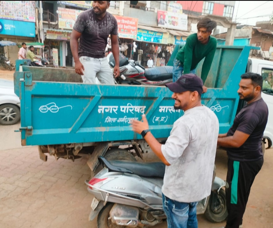 कलेक्टर सोमेश मिश्रा के निर्देशानुसार माखननगर के मुख्य बाजार क्षेत्र में की गई अतिक्रमण हटाने की कार्रवाई