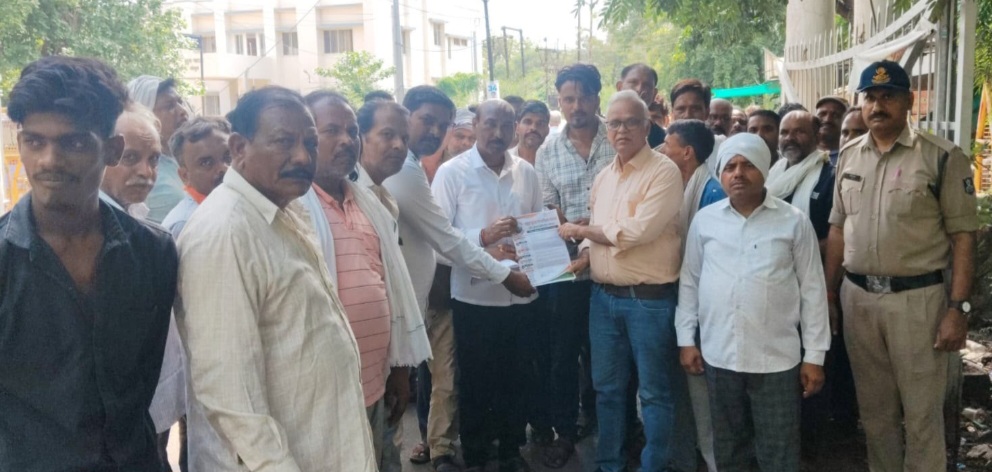नर्मदापुरम के ऑटो चालकों की बढ़ी मुश्किलें, उनकी समस्याओं के समाधान के लिए सौंपा ज्ञापन , कामर्शियल वाहनों की फिटनेस कराने जाना पड़ रहा है भोपाल