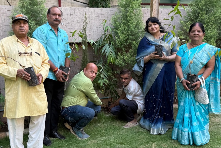 “एक पेड़ मॉं के नाम” के तहत मीनाक्षी परिसर में पौधे रोपे