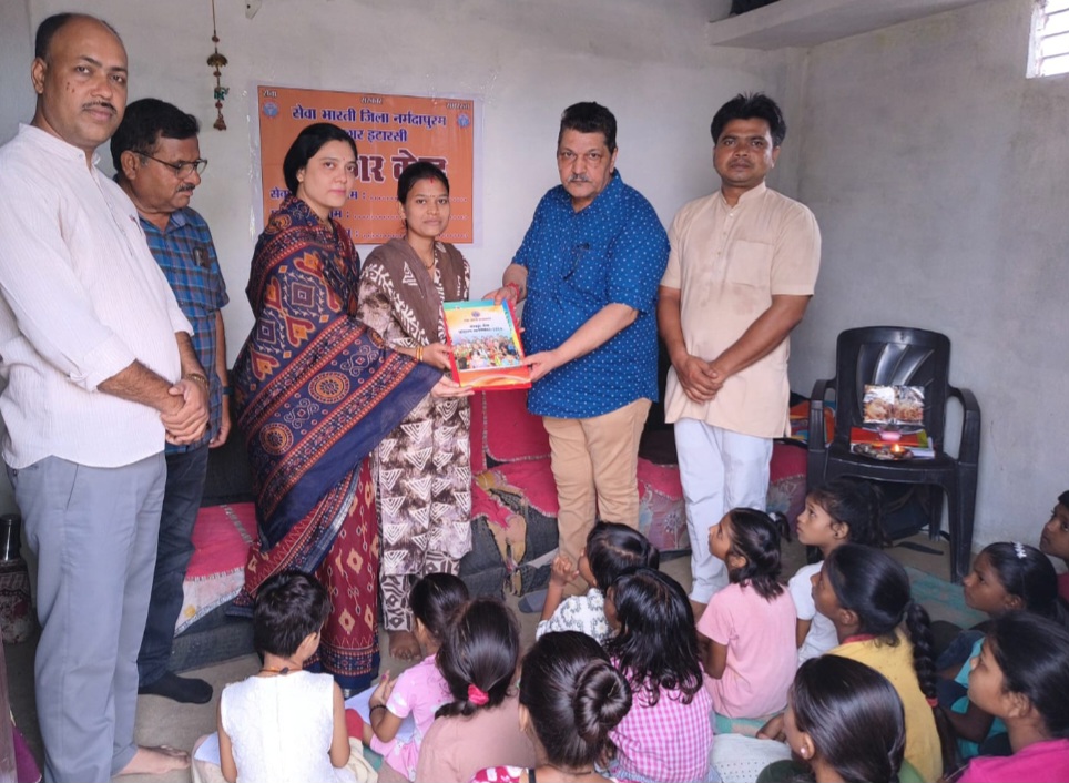 इटारसी की झुग्गी बस्ती में सेवा भारती ने शुरू किया संस्कार केंद्र, बच्चों को समाज की मुख्यधारा से जोड़ने का प्रयास, जिला अध्यक्ष सतीश अग्रवाल ने किया शुभारंभ
