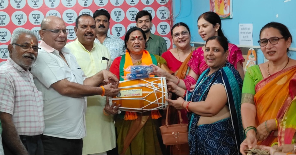 राज्यसभा सांसद श्रीमती माया नारोलिया ने जिला भाजपा कार्यालय में कार्यकर्ताओं एवं आमजन से की भेंट, समस्याओं के निराकरण के दिए निर्देश, बांटी भजन सामग्री