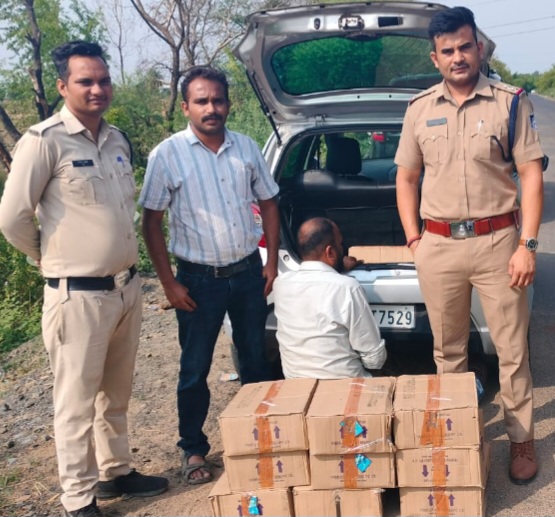 देहात थाना पुलिस ने शराब का अवैध परिवहन करने वाले आरोपी को कार सहित किया गिरफ्तार