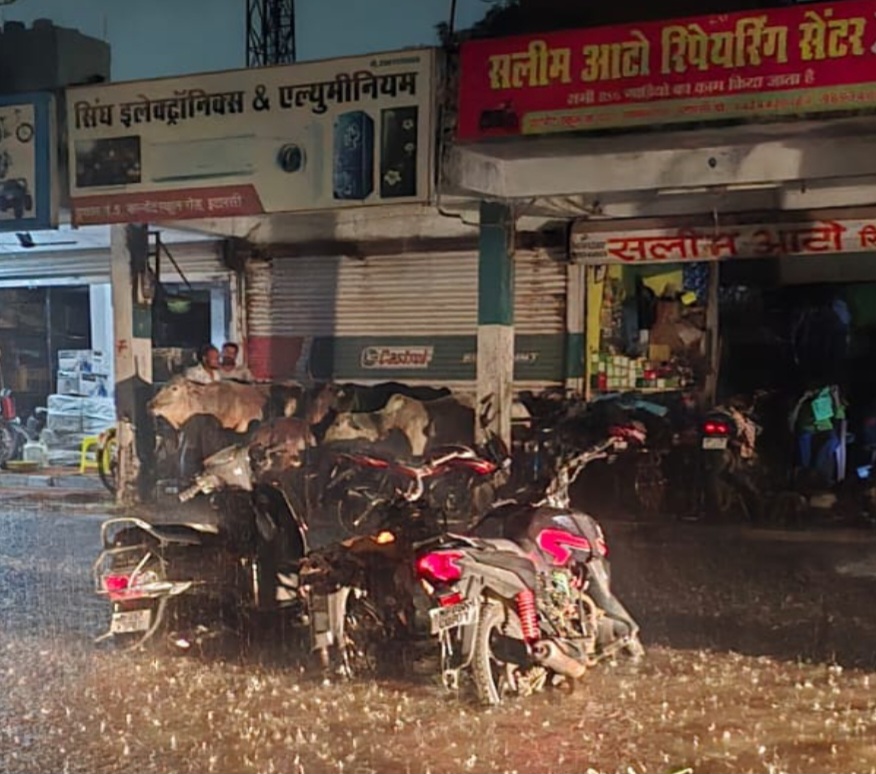 30 मिनट की तेज बारिश ने खोली नगर पालिका के करोड़ों रुपये के कार्यों की पोल, सड़कों पर भरा एक फीट पानी, खड़ी गाड़ियां डूबी