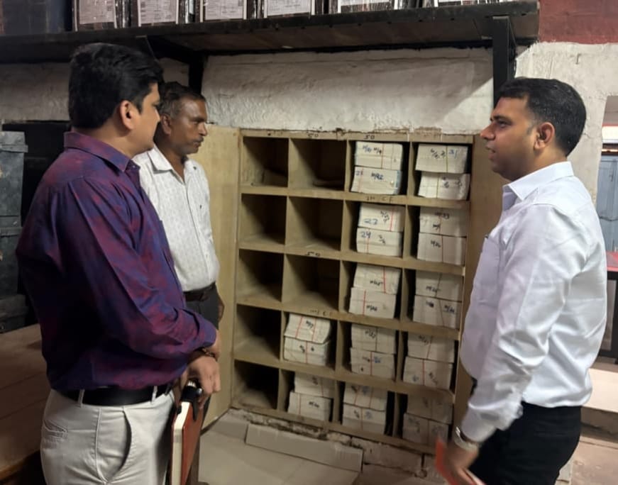कलेक्टर सोमेश मिश्रा ने किया कोषालय के दृढ़ कक्ष का वार्षिक निरीक्षण, स्टांप व अभिलेखों का लिया बारीकी से जायजा,पुरानी संपत्तियों के नवीनीकरण हेतु कार्रवाई के दिए निर्देश