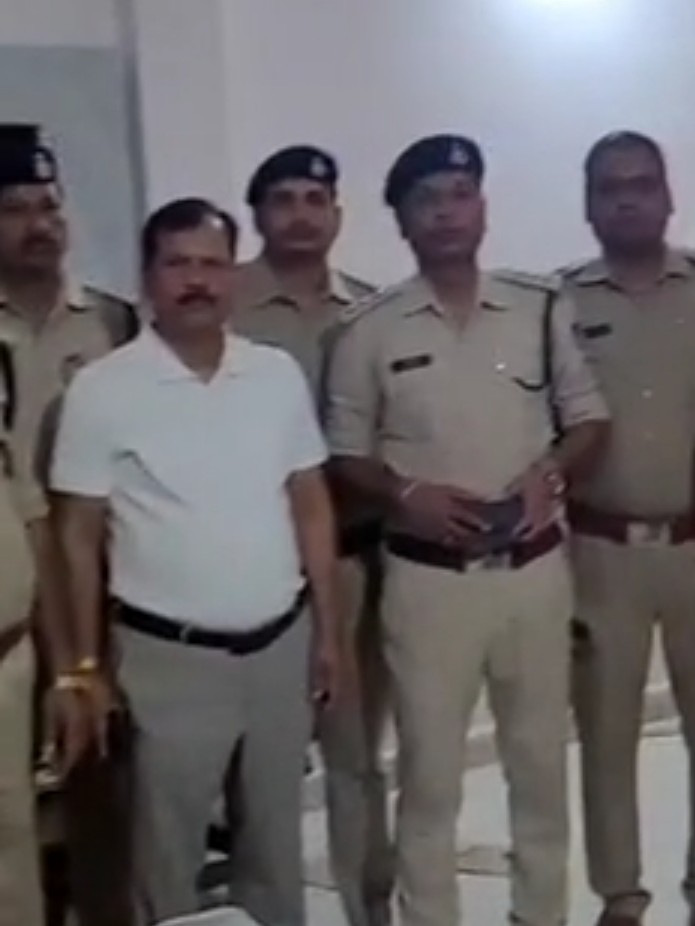 अवैध शराब कारोबारी पर ताबड़तोड़ कार्रवाई, जमीन में छुपा के रखी थी बोतलें