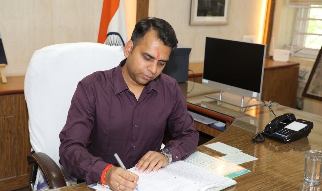 खाद वितरण, ऋण वसूली एवं ईआरपी कार्य में लापरवाही बरतने वाले 2 समिति प्रबंधक निलंबित