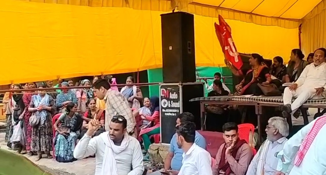 आंगनवाड़ी कार्यकर्ता और सहायिकाओं ने मांगों को लेकर जमकर की नारेबाजी, कहा मिले एरियर की राशि