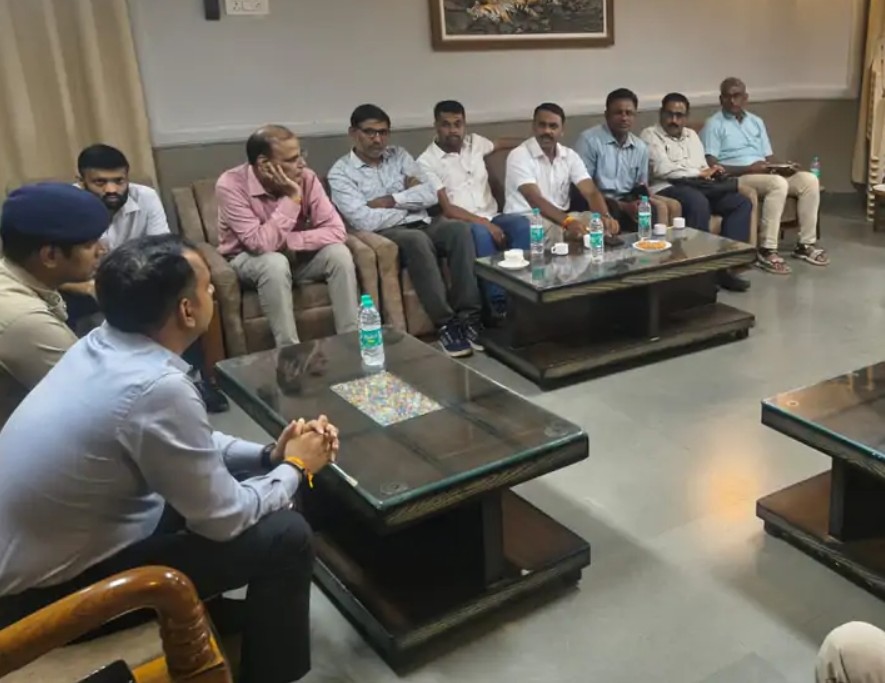 मूंग खरीदी, ई टोकन व्यवस्था सुधार सहित अन्य मांगों को लेकर कलेक्टर, एसपी ने संगठनों से की बातचीत, डैमेज कंट्रोल में जुटा प्रशासन