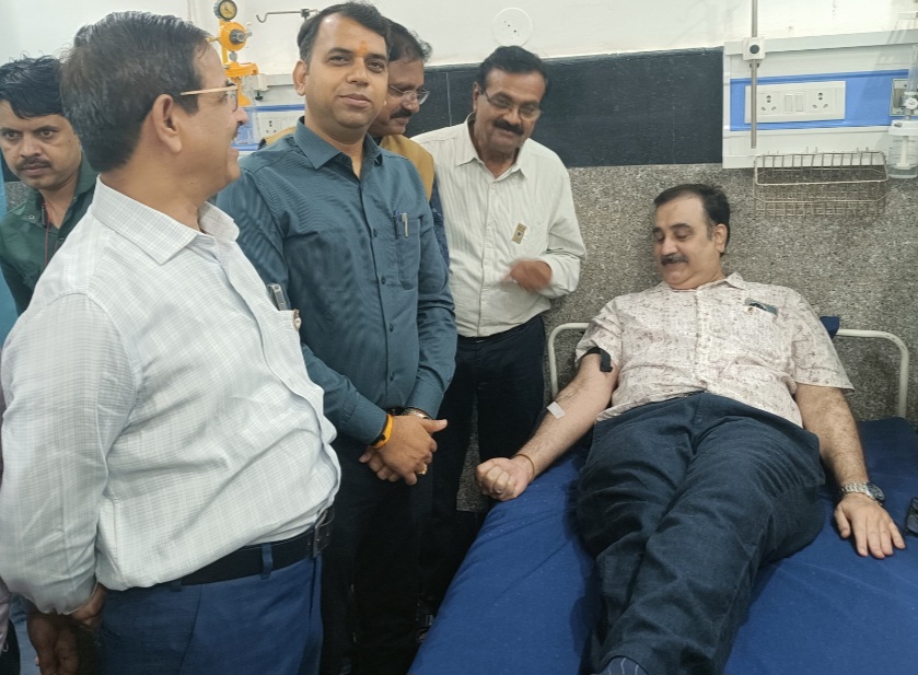 रक्तदान महादान है, इसे जीवन की नियमित परंपरा बनाएं – कलेक्टर सोमेश मिश्रा, राष्ट्रीय चिकित्सा दिवस पर कलेक्टर सोमेश मिश्रा ने किया रक्तदाताओं का उत्साहवर्धन